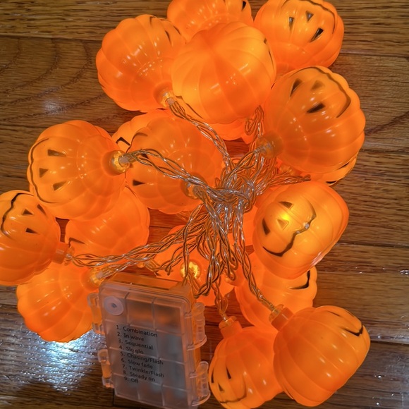 Halloween Decor. 9ft 10in long.  20 LED Halloween Pumpkin String Lights 2 sets - Picture 4 of 5